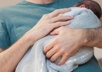 Мажилис принял поправки о защите одиноких родителей и пенсионных правах отцов