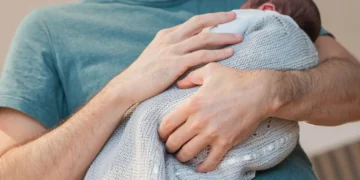 Мажилис принял поправки о защите одиноких родителей и пенсионных правах отцов