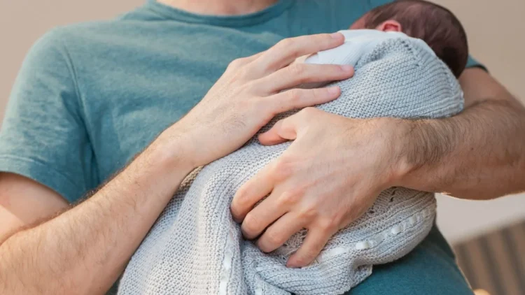 Мажилис принял поправки о защите одиноких родителей и пенсионных правах отцов