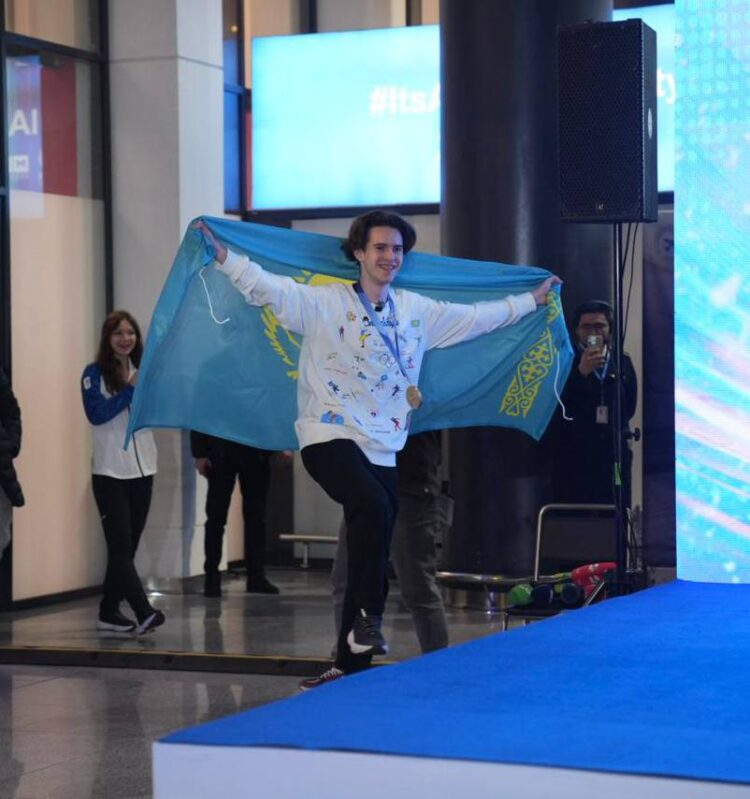 Олимпийского чемпиона Михаила Шайдорова торжественно встретили в столице