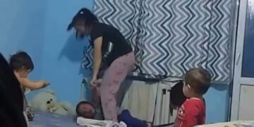 В Жетысу мать привязала сына к батарее и избила его: суд направил женщину на лечение