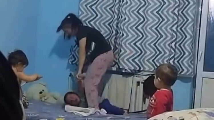 В Жетысу мать привязала сына к батарее и избила его: суд направил женщину на лечение