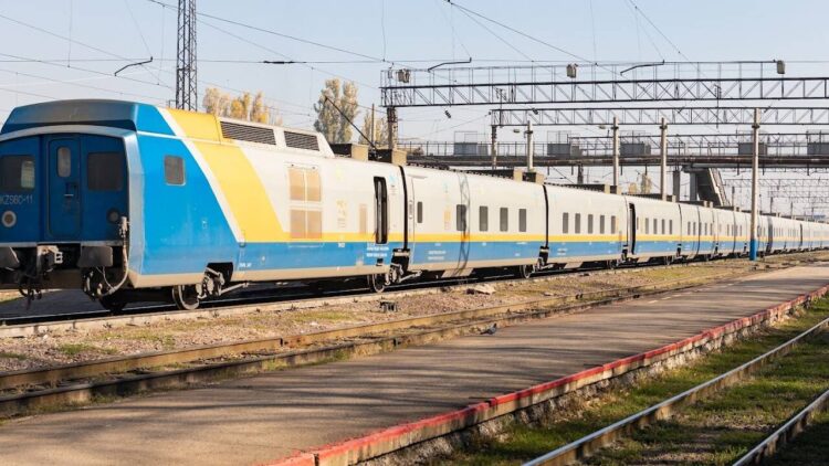 КТЖ запустил услугу помощи пассажирам с инвалидностью на вокзалах