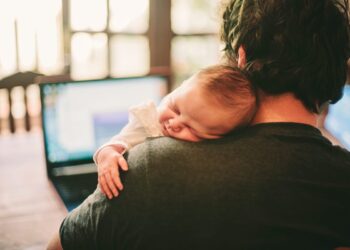 Жұмыс істемейтін әкелердің бала күтімі зейнетақы өтіліне есептеледі