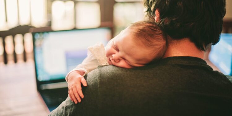 Жұмыс істемейтін әкелердің бала күтімі зейнетақы өтіліне есептеледі