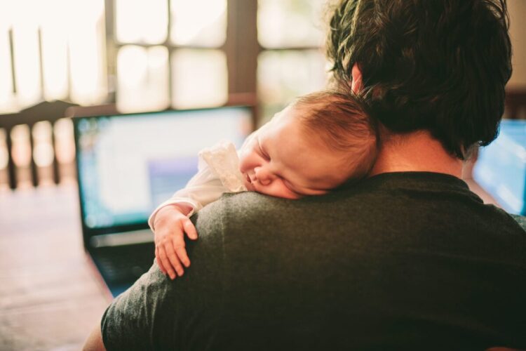 Жұмыс істемейтін әкелердің бала күтімі зейнетақы өтіліне есептеледі