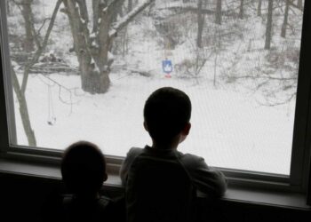 В Жамбылской области женщина выбросила двоих детей из окна пятого этажа