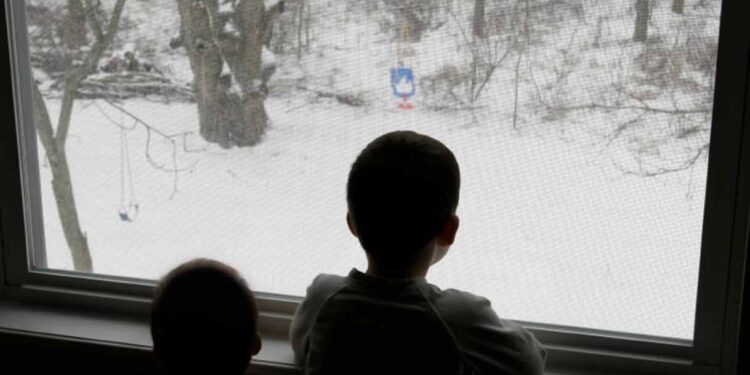 В Жамбылской области женщина выбросила двоих детей из окна пятого этажа