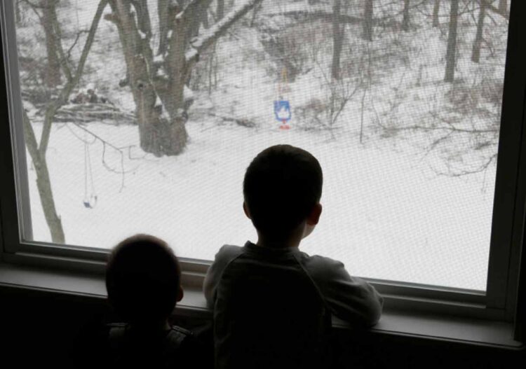 В Жамбылской области женщина выбросила двоих детей из окна пятого этажа