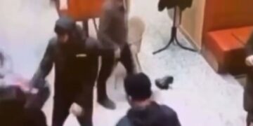 Посетительница кафе в Актау заявила о насилии после спора из-за ущерба имуществу