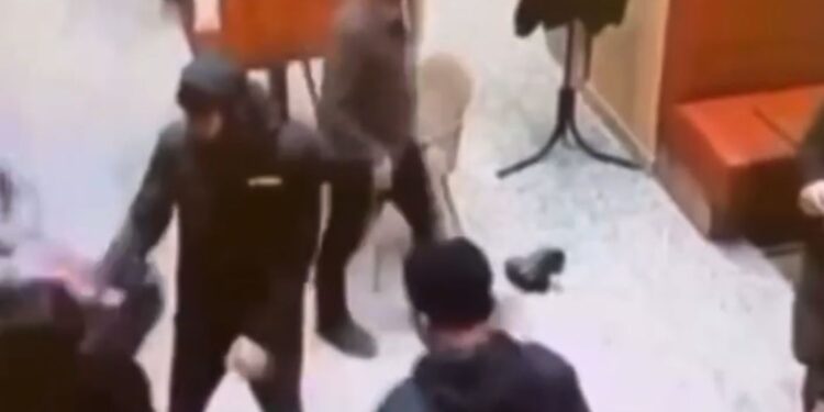 Посетительница кафе в Актау заявила о насилии после спора из-за ущерба имуществу