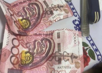 В Сатпаеве курьеру заплатили сувенирными купюрами за доставку