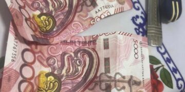 В Сатпаеве курьеру заплатили сувенирными купюрами за доставку