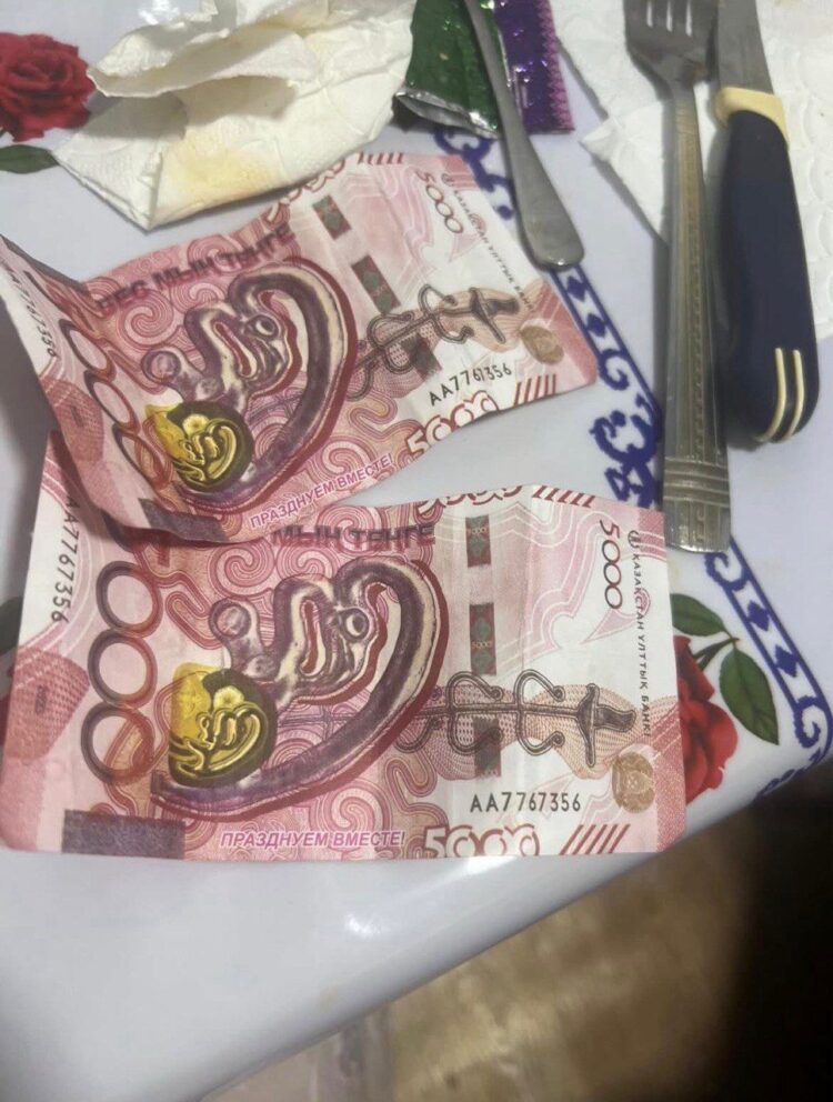 В Сатпаеве курьеру заплатили сувенирными купюрами за доставку