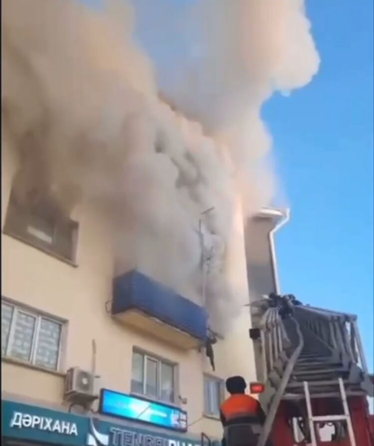 Өскеменде қоқысқа толы пәтерден өрт шықты