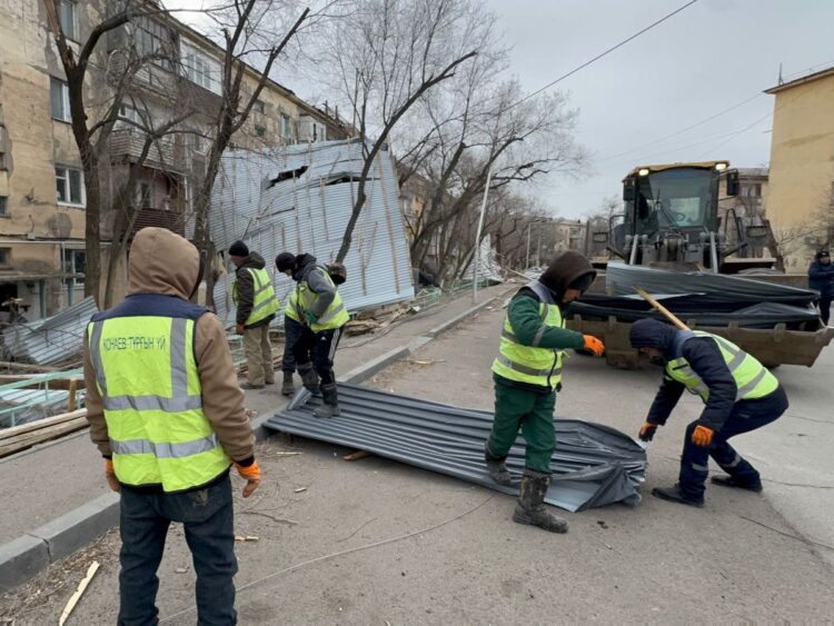 Более 300 человек задействованы в устранении последствий урагана в Конаеве