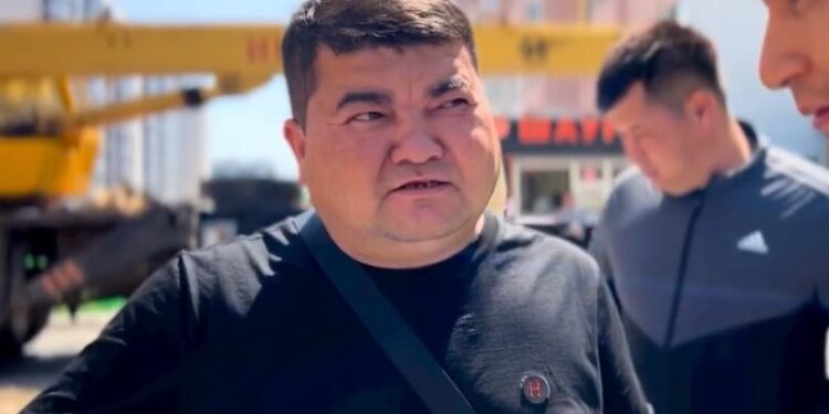 Оралда блогер бопсалау мен алаяқтық үшін үш жылға сотталды