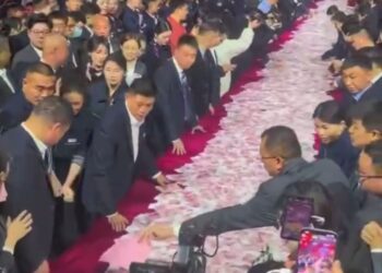 Қытайда қызметкерлерге ерекше сыйақы: қолы жеткенше ақша алуға мүмкіндік берілді