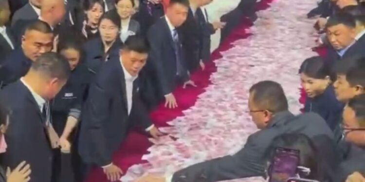 Қытайда қызметкерлерге ерекше сыйақы: қолы жеткенше ақша алуға мүмкіндік берілді