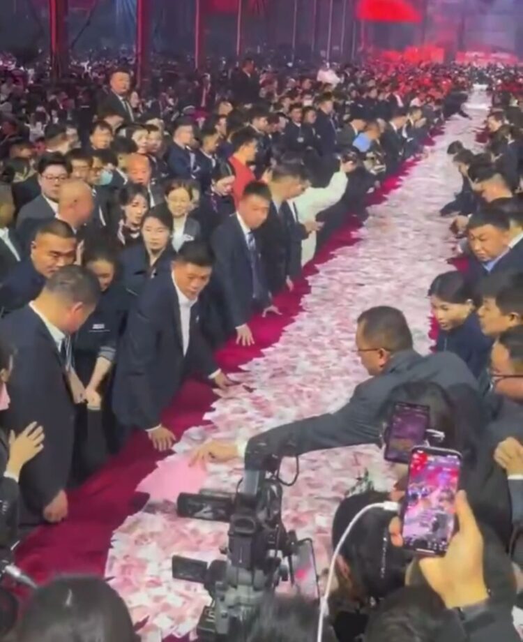 Қытайда қызметкерлерге ерекше сыйақы: қолы жеткенше ақша алуға мүмкіндік берілді