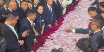 Китайская компания выдала премию наличными: сотрудники могли взять сколько унесут