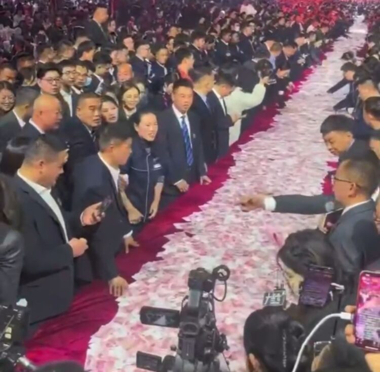 Китайская компания выдала премию наличными: сотрудники могли взять сколько унесут