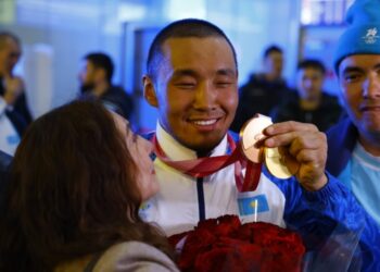Триумфатор Паралимпиады-2026: Ербол Хамитов вернулся в Казахстан с историческими медалями
