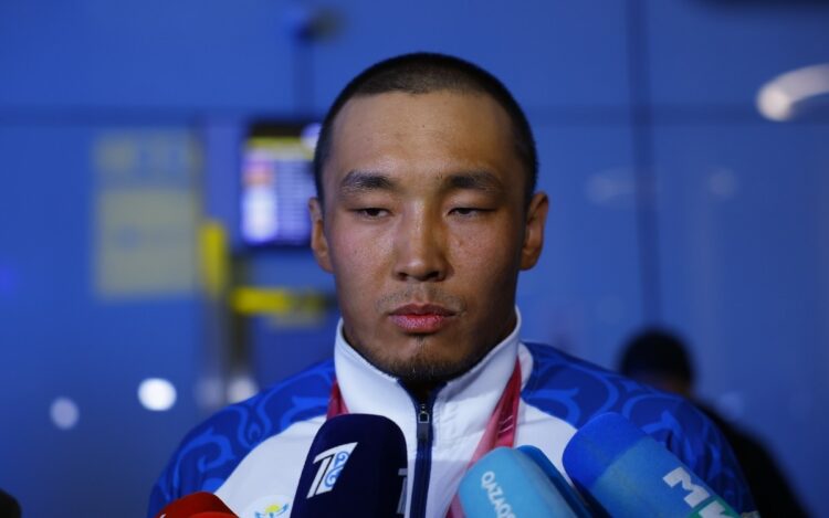 Астана Паралимпиада қаһарманы Ербол Хамитовты зор қошеметпен қарсы алды