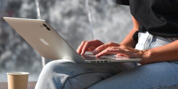 Репост вне закона: казахстанцев призывают быть осторожнее при делении контентом в соцсетях