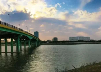 Атыраудағы ерлік: Балықшылар мен құтқарушылар Жайыққа секірген жасөспірімді аман алып қалды