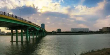 Атыраудағы ерлік: Балықшылар мен құтқарушылар Жайыққа секірген жасөспірімді аман алып қалды