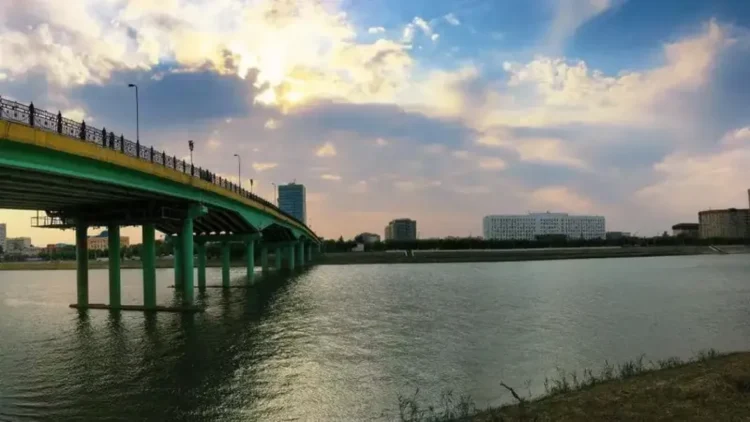 Атыраудағы ерлік: Балықшылар мен құтқарушылар Жайыққа секірген жасөспірімді аман алып қалды