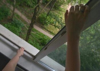 Ақтауда 34 жастағы әйел көпқабатты үйдің терезесінен құлап кетті