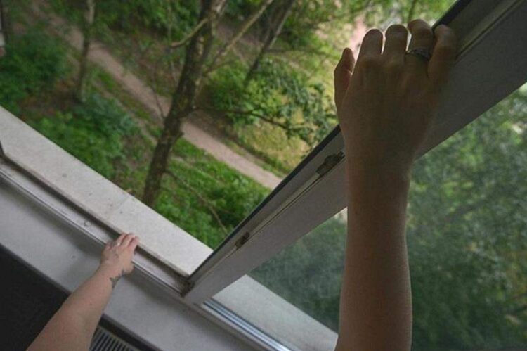 Ақтауда 34 жастағы әйел көпқабатты үйдің терезесінен құлап кетті