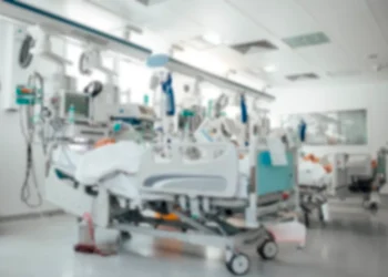 Ақтауда терезеден құлаған әйел жансақтау бөлімінде жатыр: Жағдайы өте ауыр