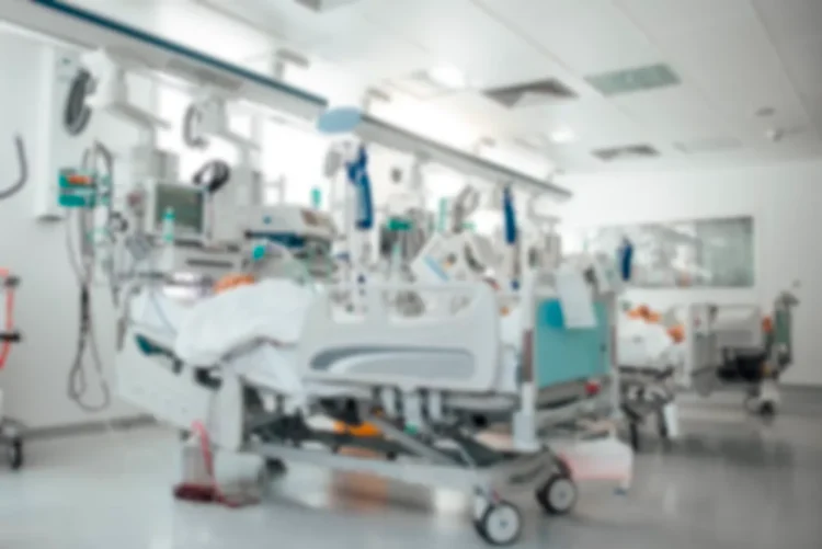 Ақтауда терезеден құлаған әйел жансақтау бөлімінде жатыр: Жағдайы өте ауыр