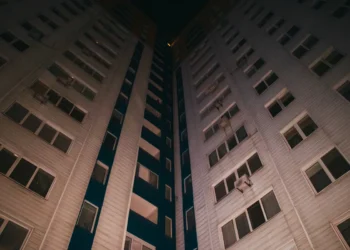 В Актау 34-летняя женщина выпала из окна четвертого этажа