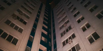 В Актау 34-летняя женщина выпала из окна четвертого этажа