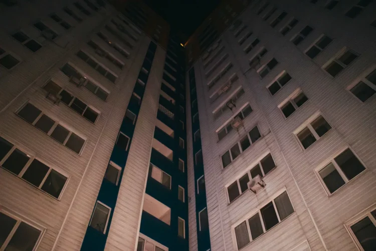 В Актау 34-летняя женщина выпала из окна четвертого этажа