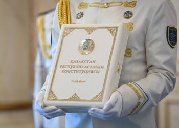 Салтанатты сәт: Құрмет қарауылы Қазақстанның жаңа Конституциясын Ақордаға алып келді