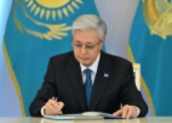 Тарихи сәт: Қасым-Жомарт Тоқаев Қазақстанның жаңа Конституциясына қол қойды