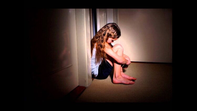 Тергеу изоляторынан ауруханаға: 16 жасар қызды зорлады деп айыпталған мемлекеттік қызметкер өліміне қатысты тергеу басталды