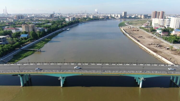 Подвиг на ночной рыбалке: В Атырау спасли 15-летнюю девочку, прыгнувшую с моста в Жайык