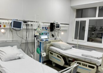 Врачи Актау борются за жизнь женщины, выпавшей с 4 этажа: подробности диагноза