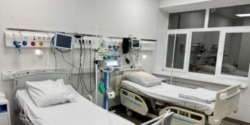 Врачи Актау борются за жизнь женщины, выпавшей с 4 этажа: подробности диагноза