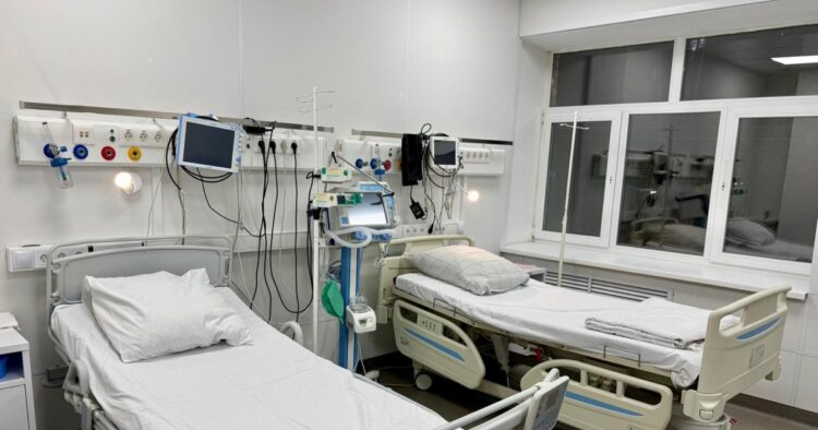 Врачи Актау борются за жизнь женщины, выпавшей с 4 этажа: подробности диагноза