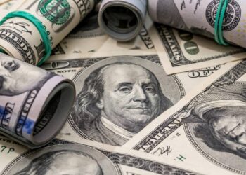 Валютные качели: Почему доллар в обменниках упал до 480 тенге