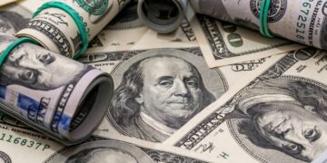 Валютные качели: Почему доллар в обменниках упал до 480 тенге