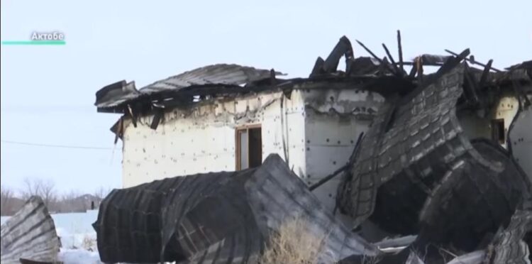 От дома остались только стены: в Актюбинской области портативная зарядка оставила детей без крова