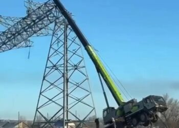 ЧП на стройплощадке в Караганде: автокран едва не перевернулся при демонтаже